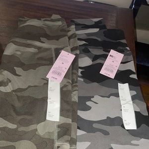2 pair of camouflage leggings,1 has pockets the darker one don’t.